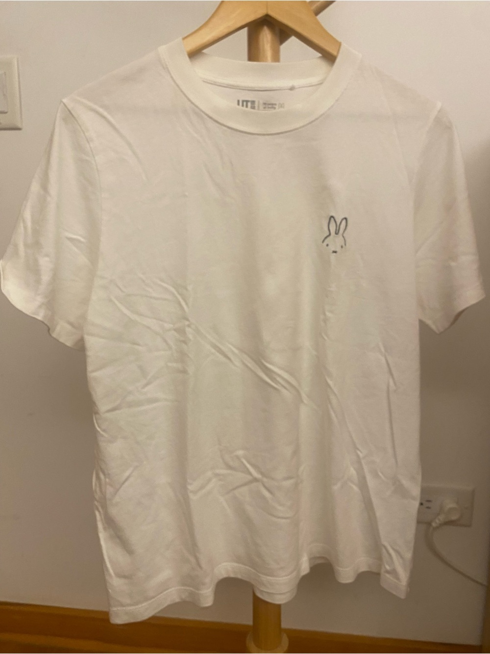 Uniqlo White Short-Sleeve Crewneck T-Shirt with Small Bunny Outline Size L